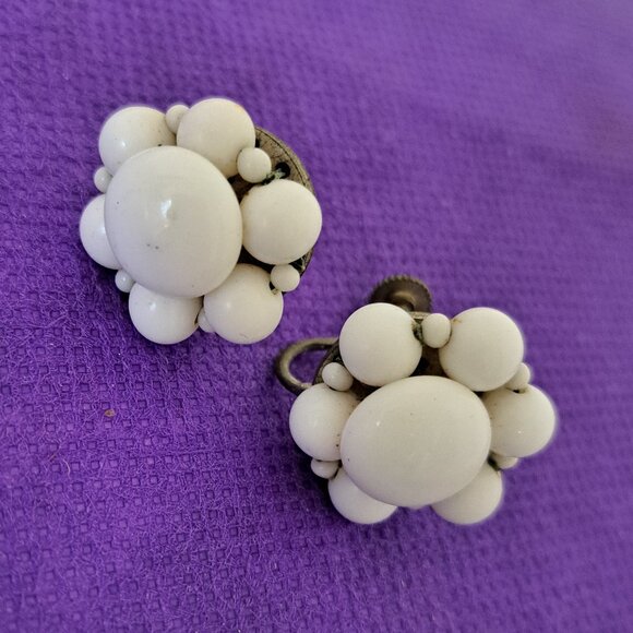 Vintage White Plastic Screw Back Earrings - Picture 4 of 6